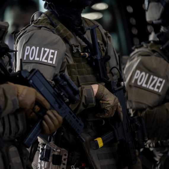 Građani šokirani: Policija dugim cevima obezbeđivala miran skup u Beču