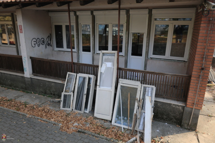 Saniraju se posledice požara: U toku zamena stolarije na vrtiću u Kragujevcu FOTO