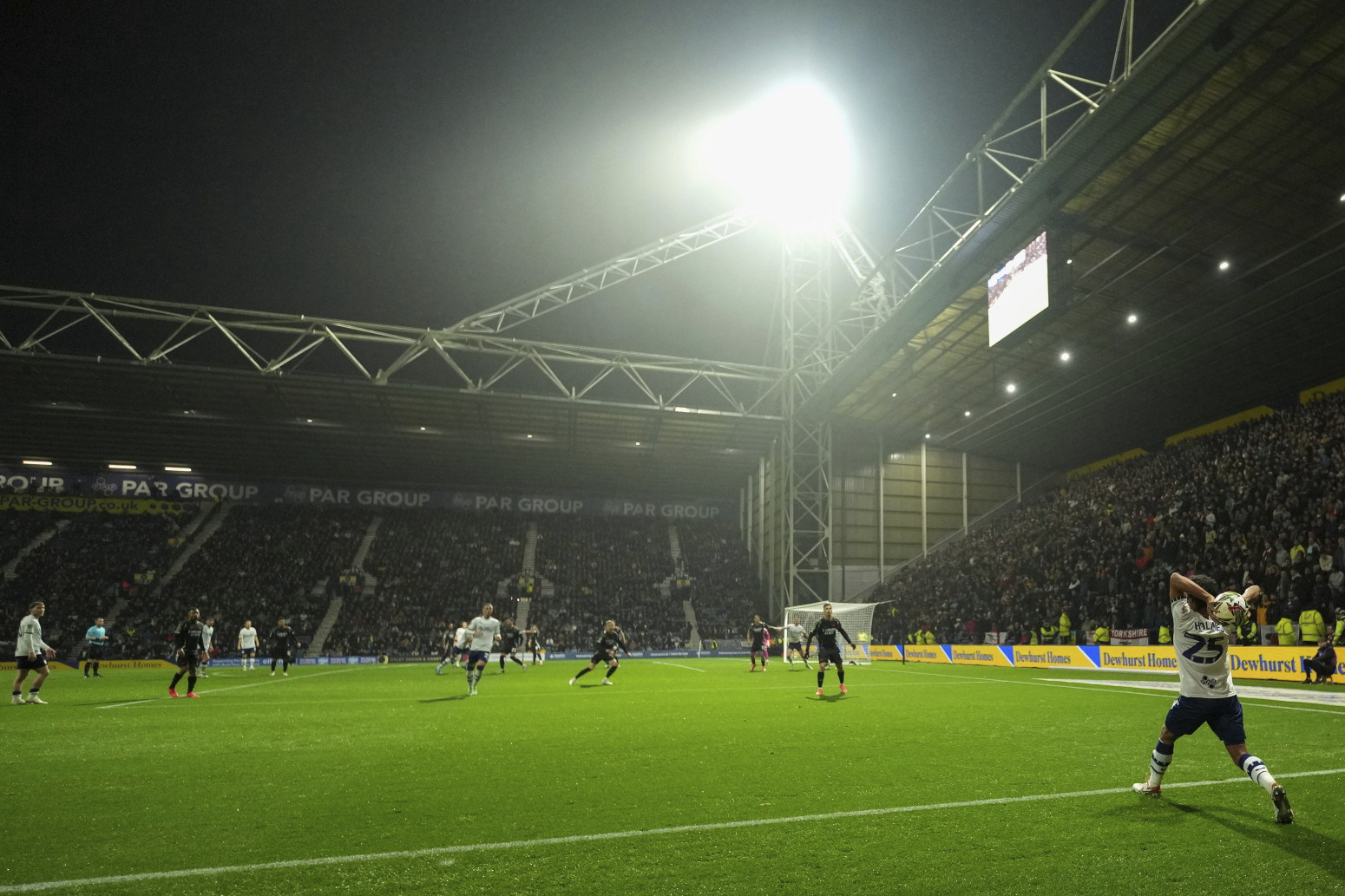 Petarda Van Nistelrojevog Junajteda, Nedeljković konačno zaigrao, Njukasl izbacio Čelsi