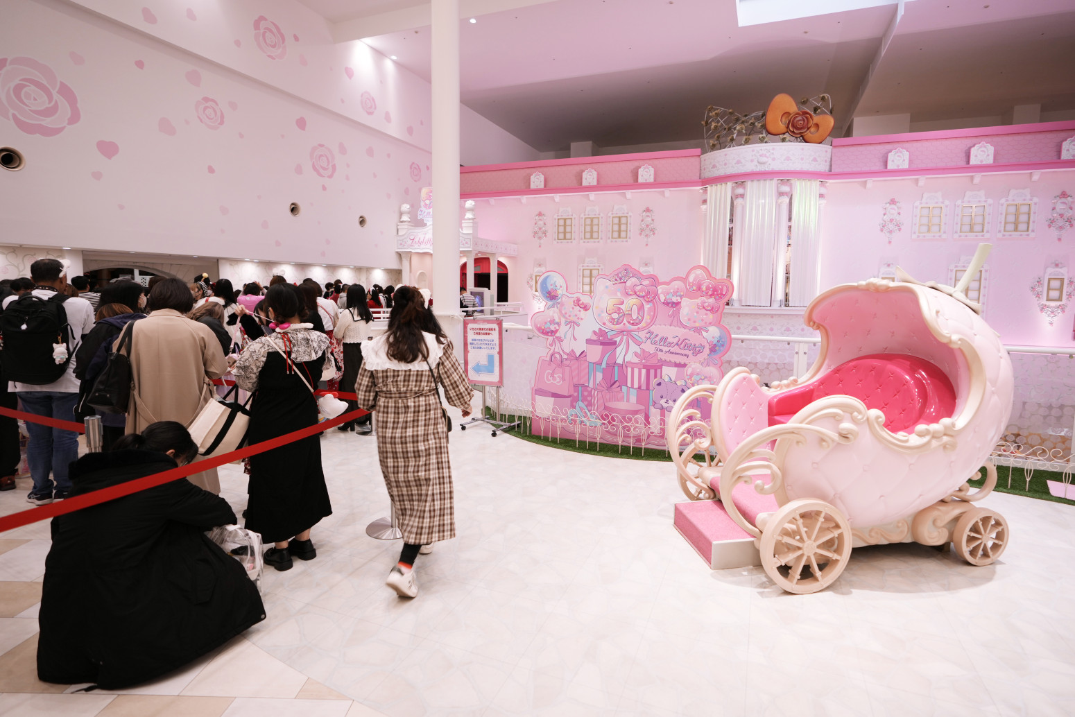 Helo Kiti puni 50 godina: Stotine fanova došlo da proslavi njen rođendan FOTO