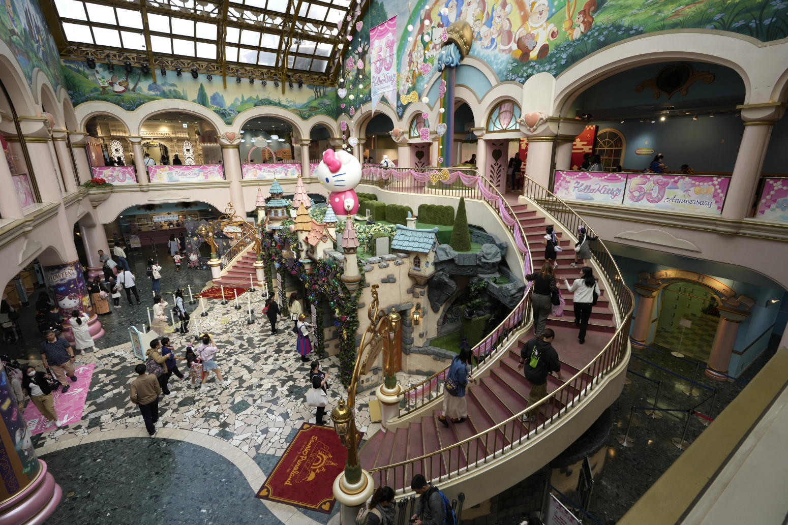 Helo Kiti puni 50 godina: Stotine fanova došlo da proslavi njen rođendan FOTO