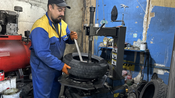 Kod vulkanizera se ovih dana čeka u redovima: Zamena guma od 2.800 dinara, majstorima se usijao telefon