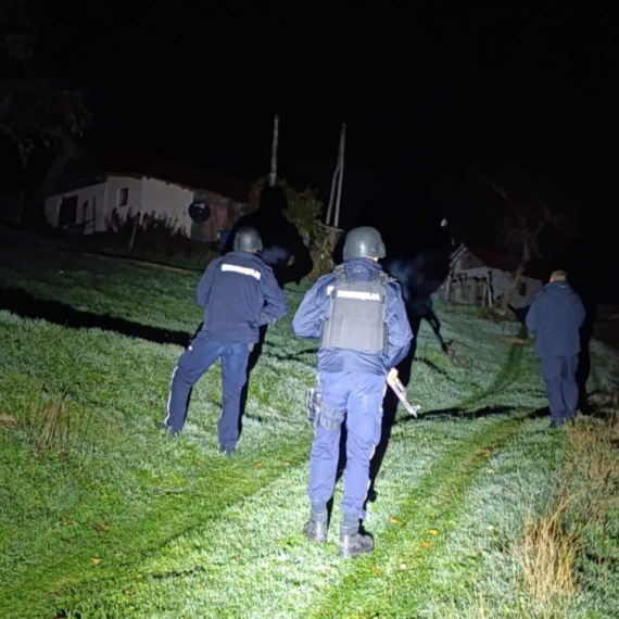 Dve policije na nogama: Ni traga od ubice, meštani u strahu; "Najgore je kad nastupi noć" VIDEO