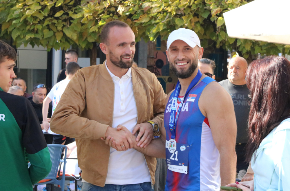 Magija u Novom Pazaru: Trčali gurajući kolica u kojima je bio njihov prijatelj FOTO