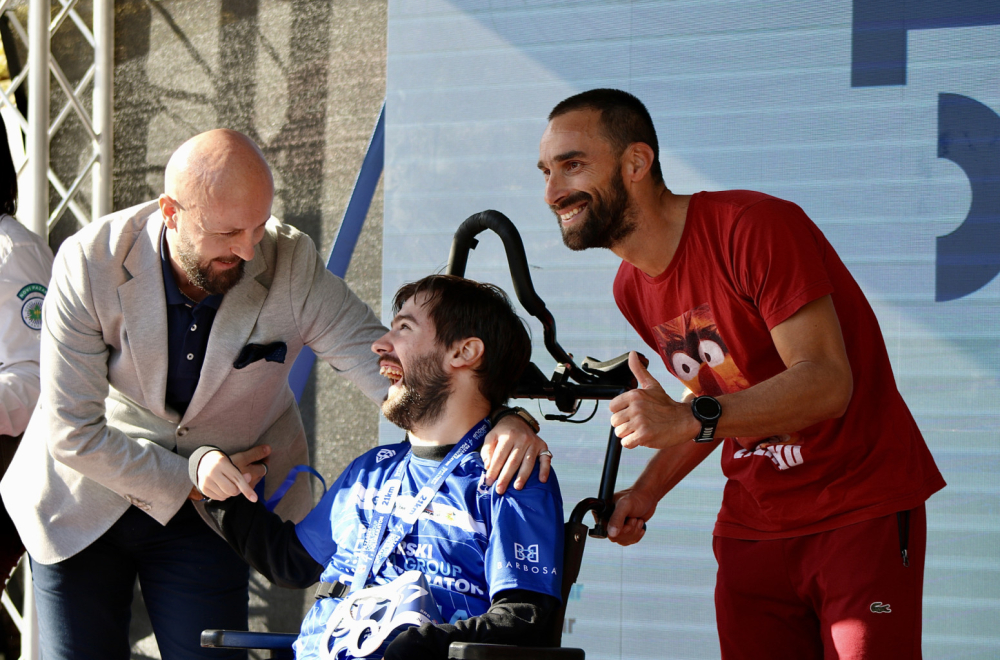 Magija u Novom Pazaru: Trčali gurajući kolica u kojima je bio njihov prijatelj FOTO