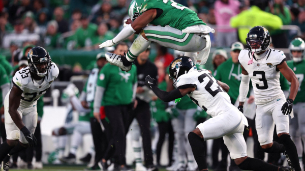 NFL nadljudi – preskaču rivale skokom unazad, hvataju loptu jednom rukom VIDEO