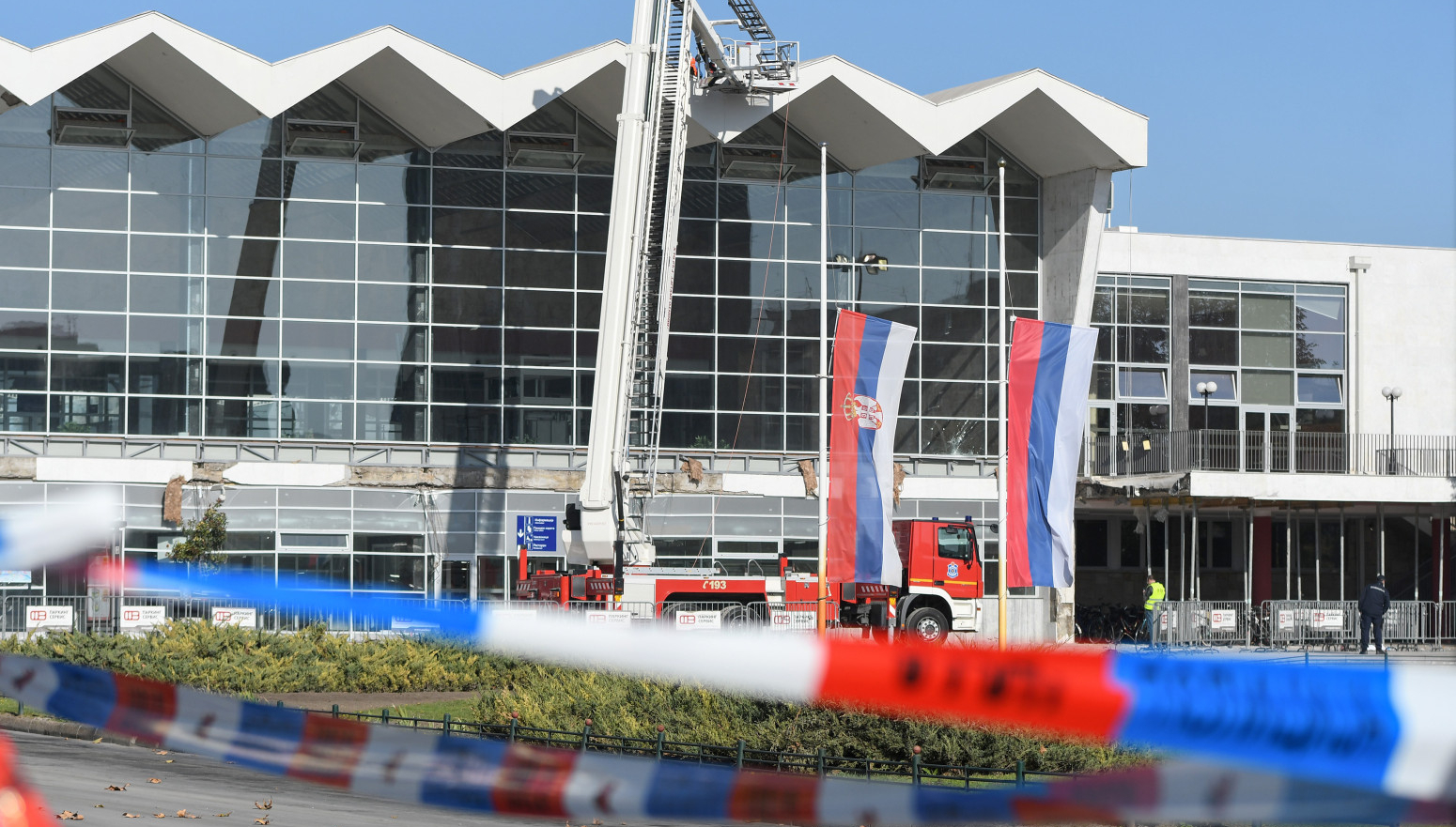 Oglasili se iz KC Vojvodine; Poznato stanje dvoje povređenih u padu nadstrešnice u Novom Sadu