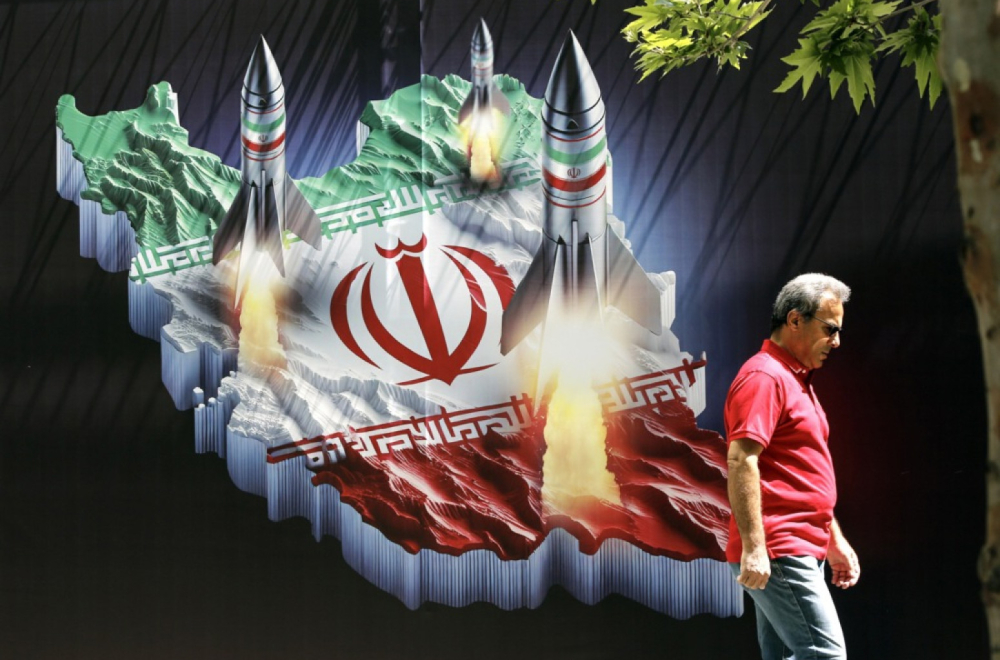 Sprema se veliki napad na nuklearna postrojenja; SAD u panici povlači vojsku i evakuiše diplomate