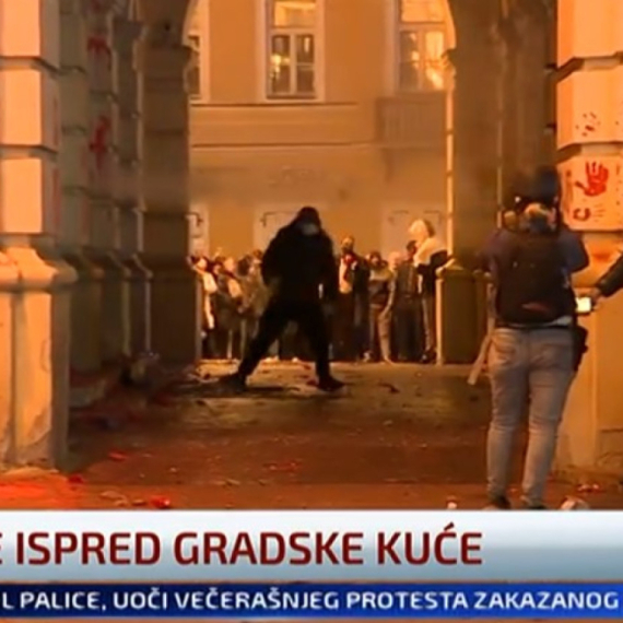 Stravično nasilje; Jezive scene; Bakljama, fekalijama i kamenicama na Gradsku kuću FOTO/VIDEO
