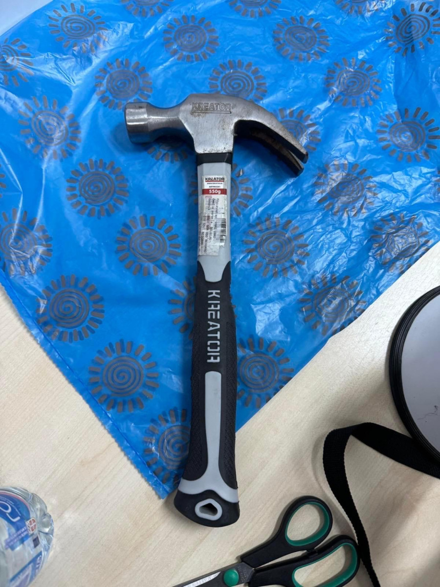 Nekadašnji sudija i ministar čekićem napao ljude ispred prostorija SNS-a FOTO/VIDEO