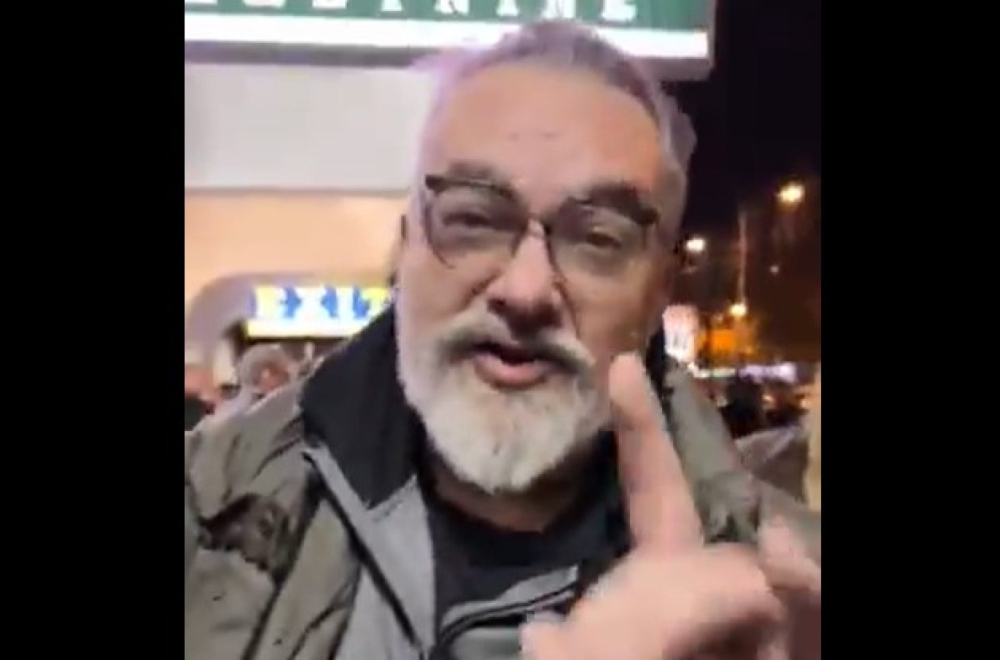 Nekadašnji sudija i ministar čekićem napao ljude ispred prostorija SNS-a FOTO/VIDEO