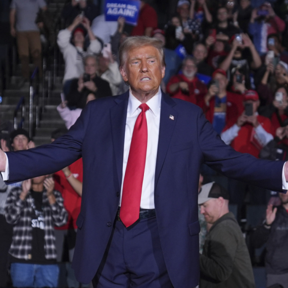 Tramp bira portparola: Na spisku i žena sa Balkana?