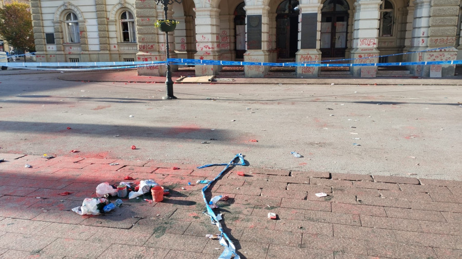 Devastirali su Novi Sad; Haos i smeće svuda; Razvaljena vrata, slomljena stakla... FOTO/VIDEO