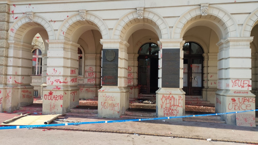 Devastirali su Novi Sad; Haos i smeće svuda; Razvaljena vrata, slomljena stakla... FOTO/VIDEO