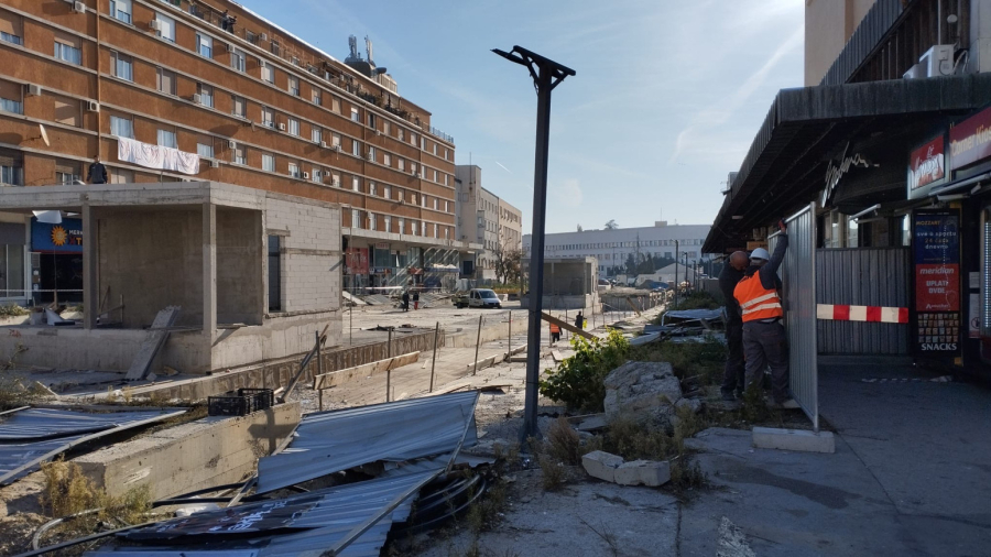 Devastirali su Novi Sad; Haos i smeće svuda; Razvaljena vrata, slomljena stakla... FOTO/VIDEO