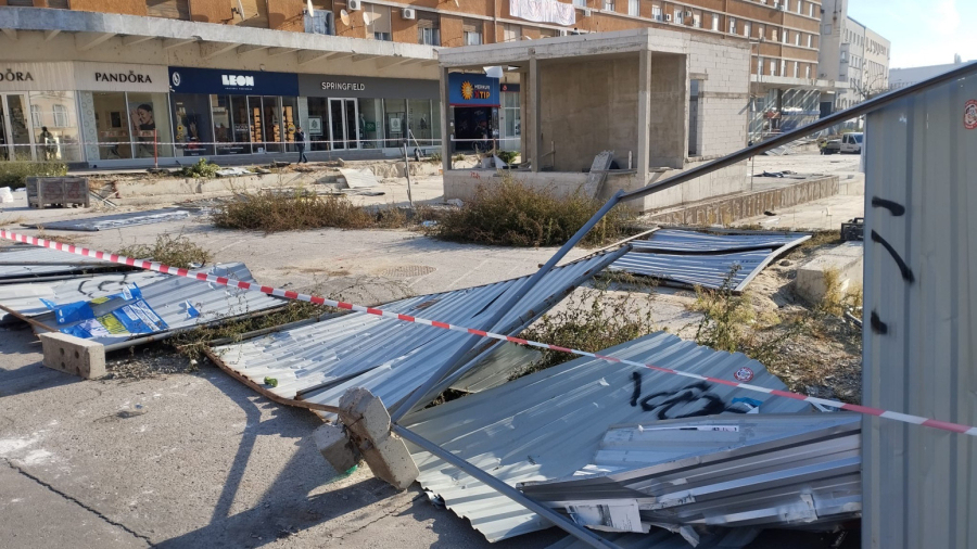 Devastirali su Novi Sad; Haos i smeće svuda; Razvaljena vrata, slomljena stakla... FOTO/VIDEO