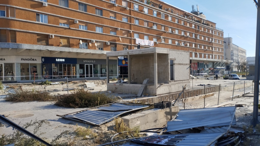 Devastirali su Novi Sad; Haos i smeće svuda; Razvaljena vrata, slomljena stakla... FOTO/VIDEO