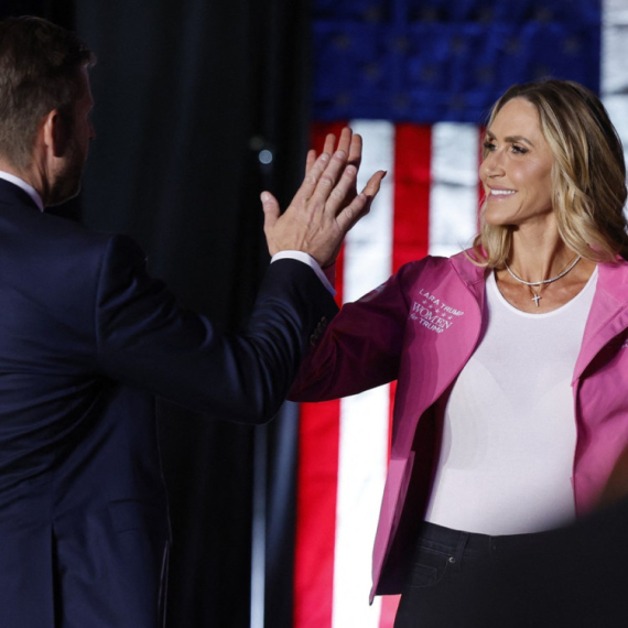 Objavljen snimak Trampove snahe kako pleše, ljudi se sprdaju na mrežama FOTO/VIDEO