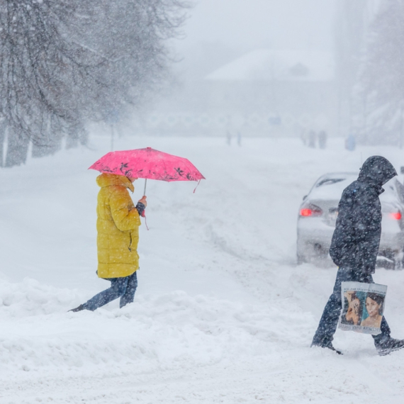 Zavejani su: Zatvorene škole, ljudi okovani snegom VIDEO