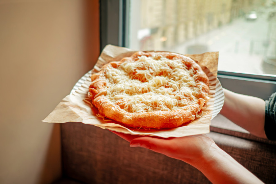 Božićni market u gradu koji Srbi masovno posećuju: Hrana na štandovima skuplja nego u restoranima FOTO