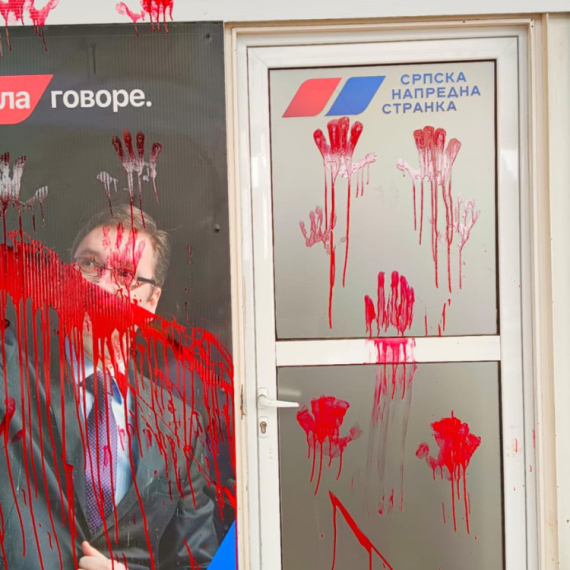Demolirane prostorije SNS-a u Dobanovcima treći put u poslednjih mesec dana; Kamere sve zabeležile