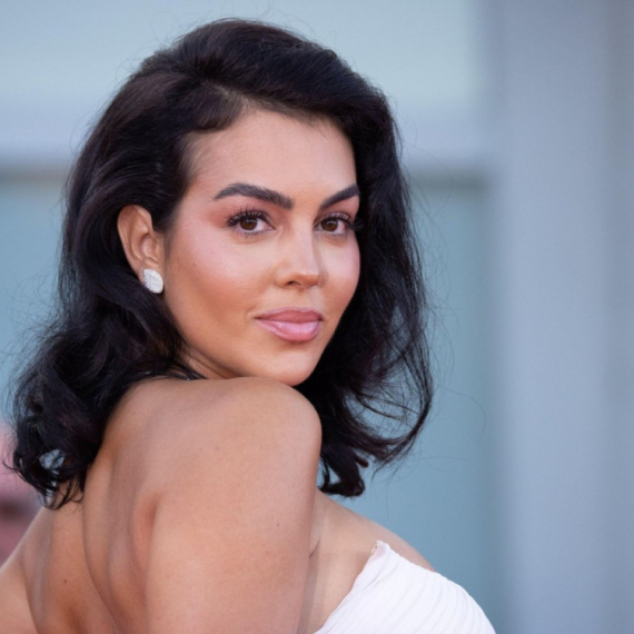 Posle vrelih izdanja, lepotica "srušila" Instagram neočekivanom objavom FOTO