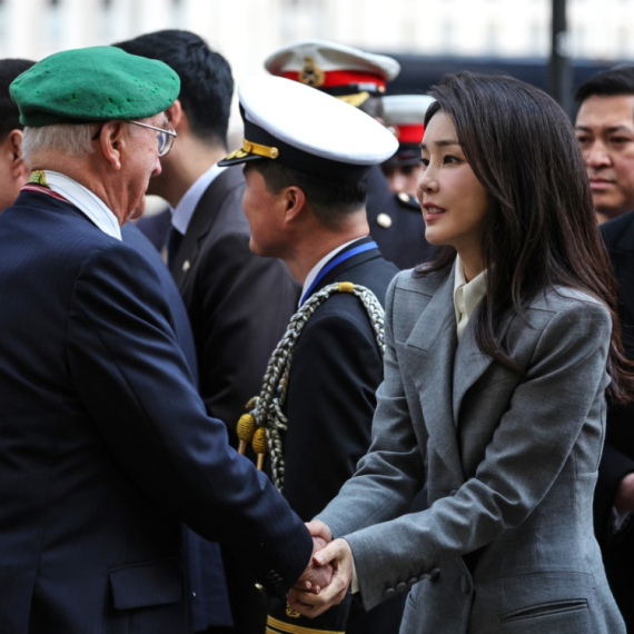 Muža je "naterala" da se izvini, a o njenom mladalačkom izgledu bruje svi: Zaista je u 6. deceniji? FOTO