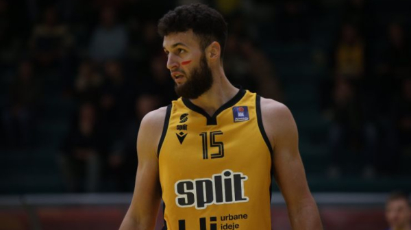 Opšti haos u Hrvatskoj – pesničenje košarkaša, uleteli i navijači VIDEO