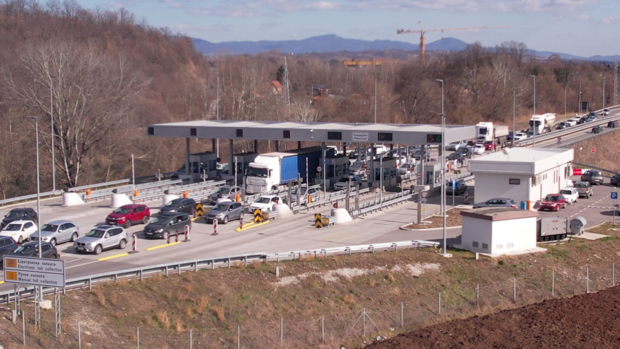 Kolaps na putevima: Srbija paralisana zbog praznika; Ne vidi se kraj kolonama FOTO