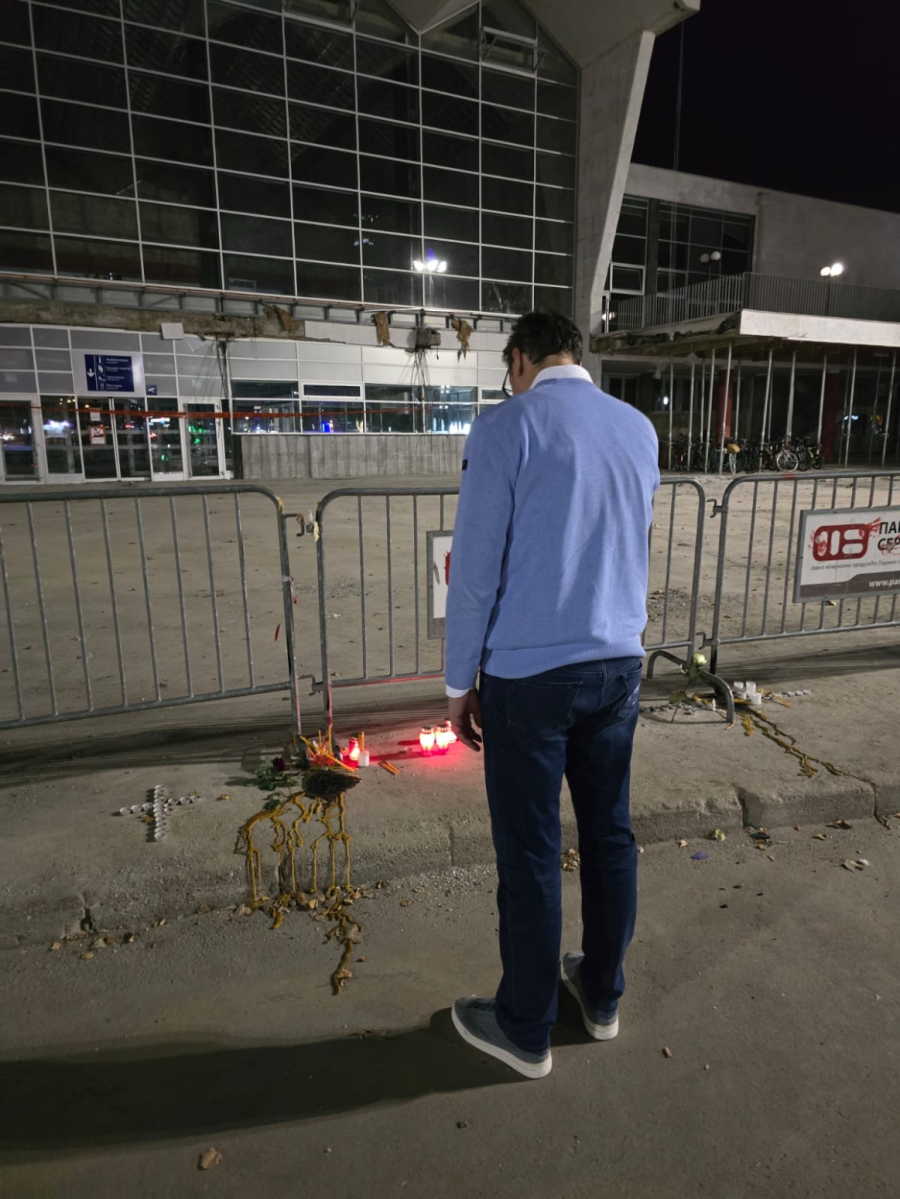 Ponoš uhvaćen u strašnoj laži: Vučić nije odao poštu stradalima; Isplivao dokaz da jeste FOTO/VIDEO