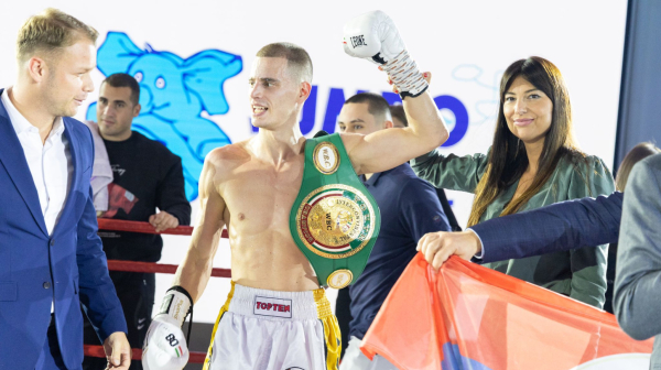 Vukomanović odbranio omladinsku WBC titulu, Nina pobedom došla na korak do pojasa