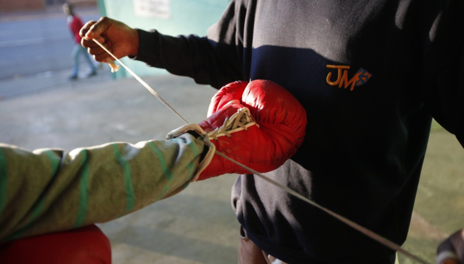 Ovo nikada niste videli – bokser ošišan usred meča! VIDEO