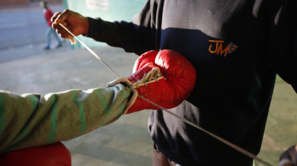 Ovo nikada niste videli – bokser ošišan usred meča! VIDEO