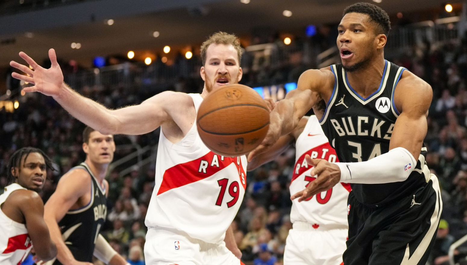 Baksi naneli poraz Rajakoviću i Torontu, Hoksi bez Bogdana slavili u Bostonu VIDEO