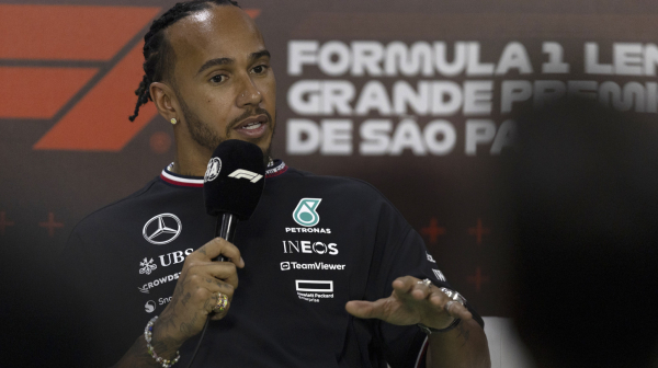 Hamilton vozi za Mercedes, ali je uzbuđen zbog Ferarija