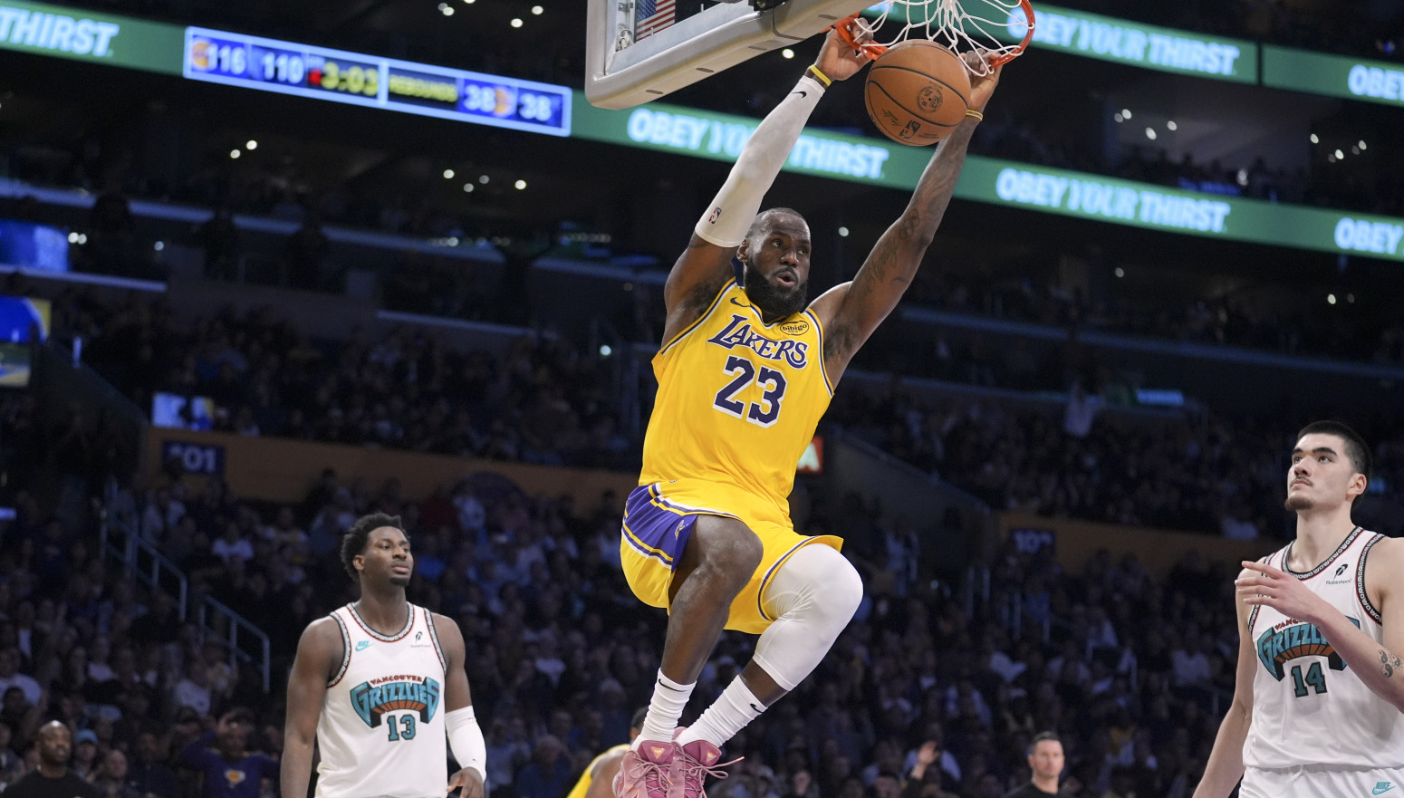 Lebronov treći tripl-dabl zaredom za istoriju VIDEO