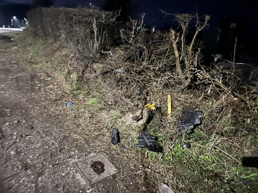 Saobraćajna nezgoda kod Čačka: Automobil uleteo u groblje, oštećeni spomenici FOTO