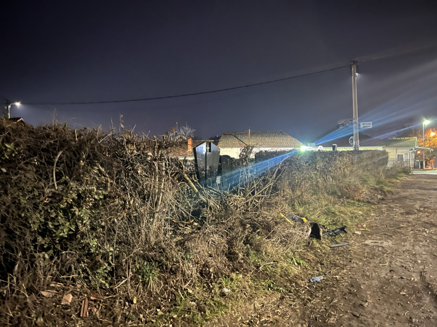 Saobraćajna nezgoda kod Čačka: Automobil uleteo u groblje, oštećeni spomenici FOTO
