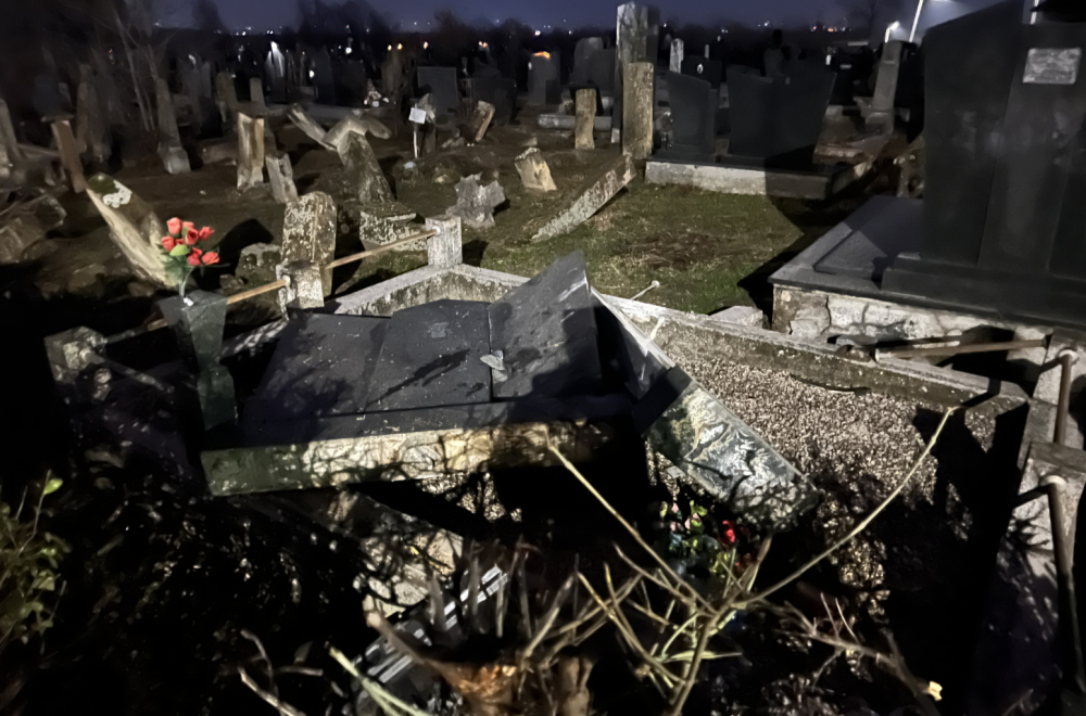 Saobraćajna nezgoda kod Čačka: Automobil uleteo u groblje, oštećeni spomenici FOTO