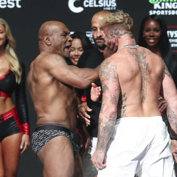 "Tajson mora da umre": Šampion ošamario jutjubera na vaganju VIDEO