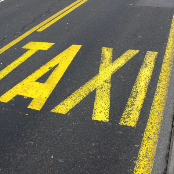 Jedinstveni taksi u svetu: Ovo samo u Srbiji ima; Muškarcima zabranjen ulazak