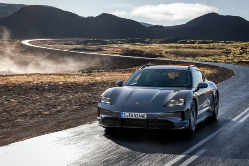 Tri nova Taycana: Osvežena početna verzija i vraćen GTS FOTO