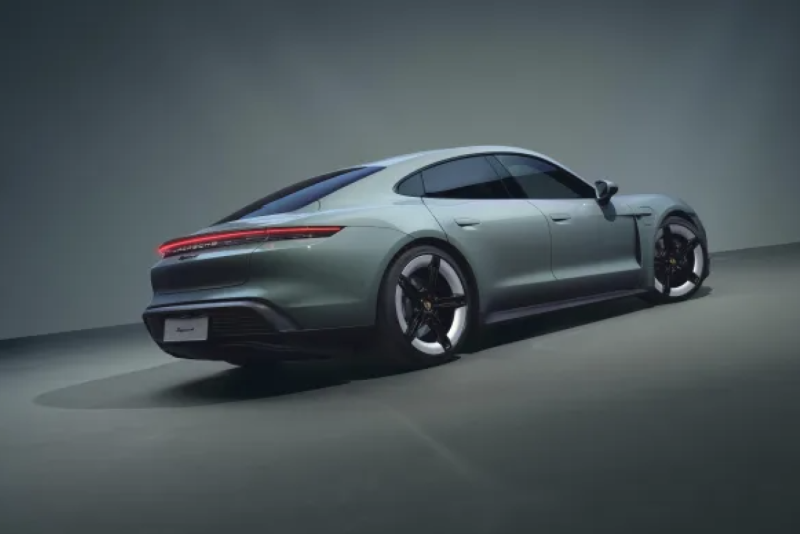 Tri nova Taycana: Osvežena početna verzija i vraćen GTS FOTO