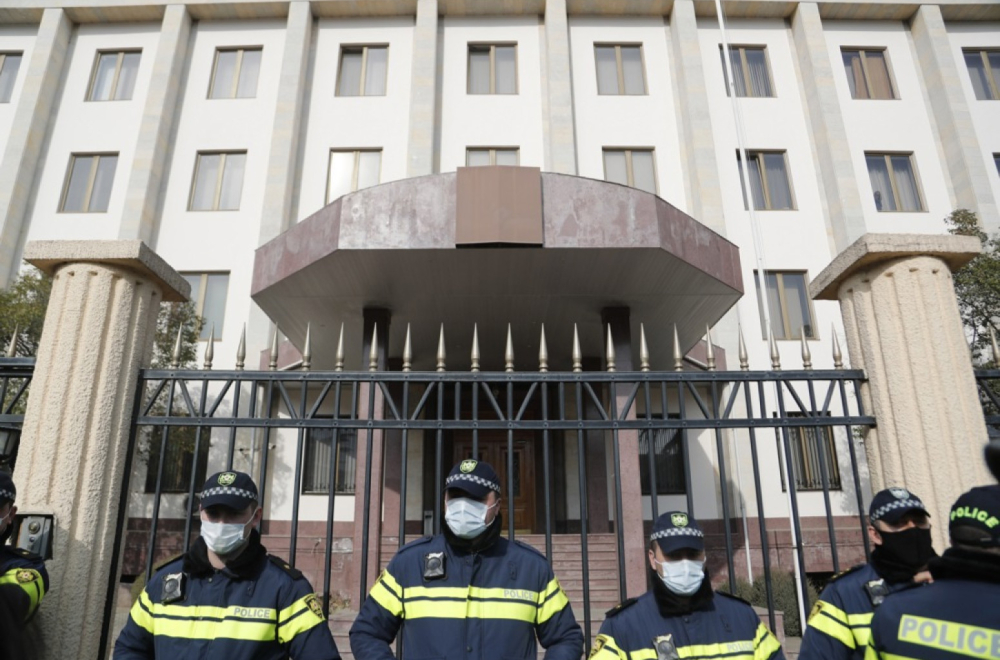 Vijore se zastave; Demonstranti preuzeli sve, predsedniku dali sat vremena za ostavku VIDEO