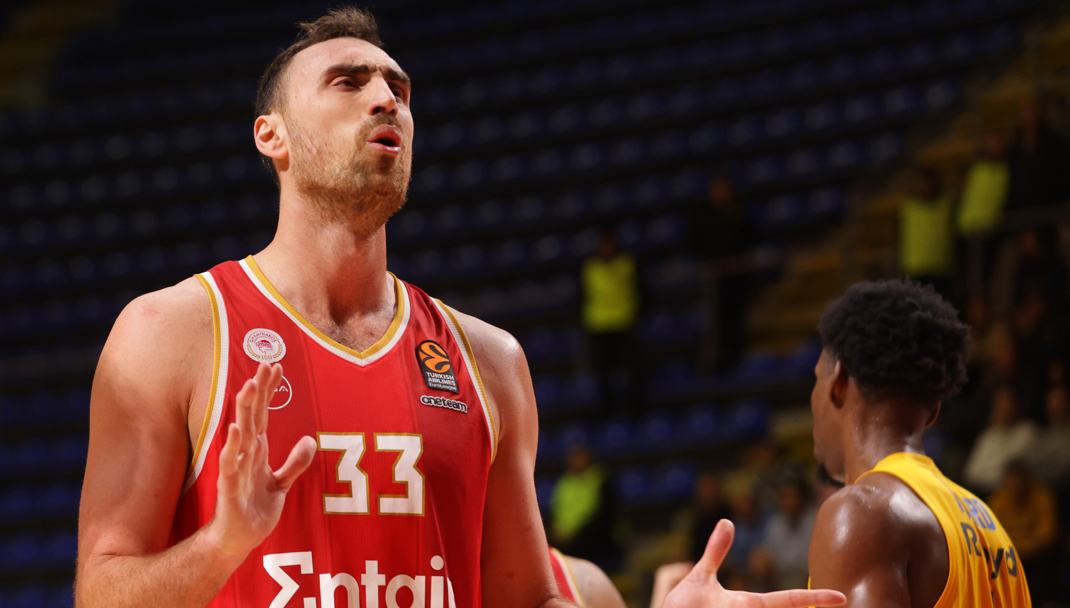 Milutinov nije igrao iz čudnog razloga, Vezenkov ubacio 20p za poluvreme pa se povredio