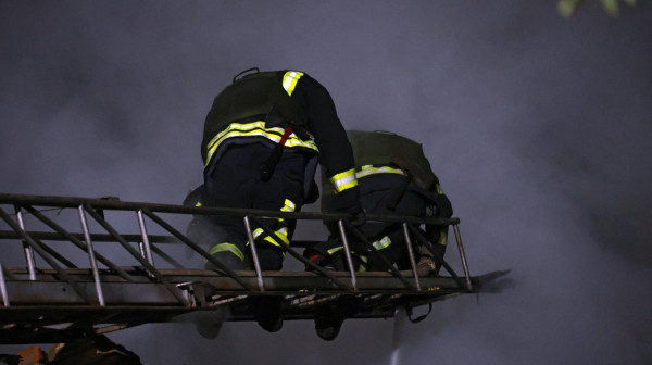 Izgoreo splav na Novom Beogradu: Vatrogasci se izborili sa vatrenom stihijom uprkos vetru VIDEO