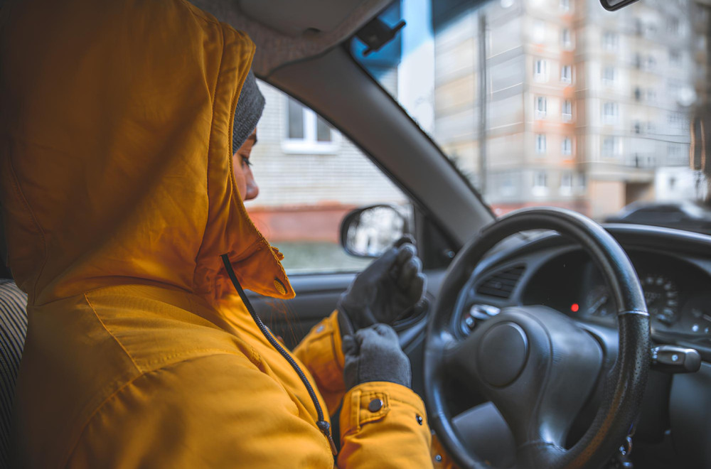 Ne vozite se u zimskim jaknama! Test pokazuje koliko to može biti opasno VIDEO