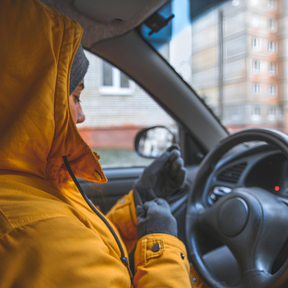 Ne vozite se u zimskim jaknama! Test pokazuje koliko to može biti opasno VIDEO