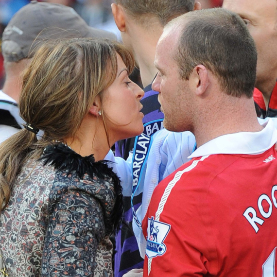 Varao ju je sa prostitutkama, danas joj izjavljuje ljubav: Raskalašni fudbaler podsetio na svoju prošlost FOTO