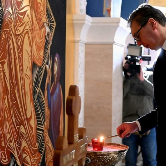 Vučić u Hramu Svetog Save na pomenu patrijarhu Irineju: Njegovu mudrost i predanost zauvek ćemo pamtiti FOTO